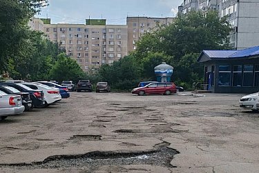 Дорогу во дворе многоэтажки включили в план ремонта